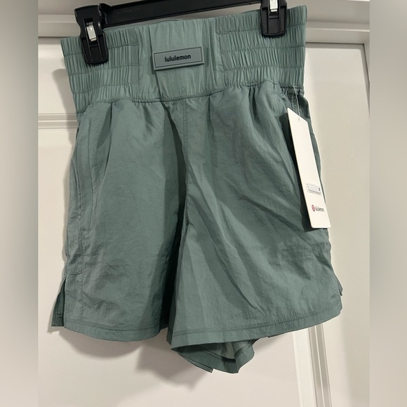 lululemon athletica Green Athletic Shorts Lightweight Design - Picture 3 of 8